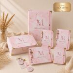 Kit Maternidade Personalizado Alfabeto Borboleta 6 Peças  | Caderneta de Vacina, Livro do Bebê, Pasta, Porta Documentos, Caderno de mensagens e Caixa de Memórias.