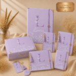 Kit Maternidade Personalizado Alfabeto Lavanda 6 Peças  | Caderneta de Vacina, Livro do Bebê, Pasta, Porta Documentos, Caderno de mensagens e Caixa de Memórias.