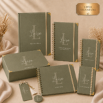 Kit Maternidade Personalizado Oliva Essence 6 Peças  | Caderneta de Vacina, Livro do Bebê, Pasta, Porta Documentos, Caderno de mensagens e Caixa de Memórias.