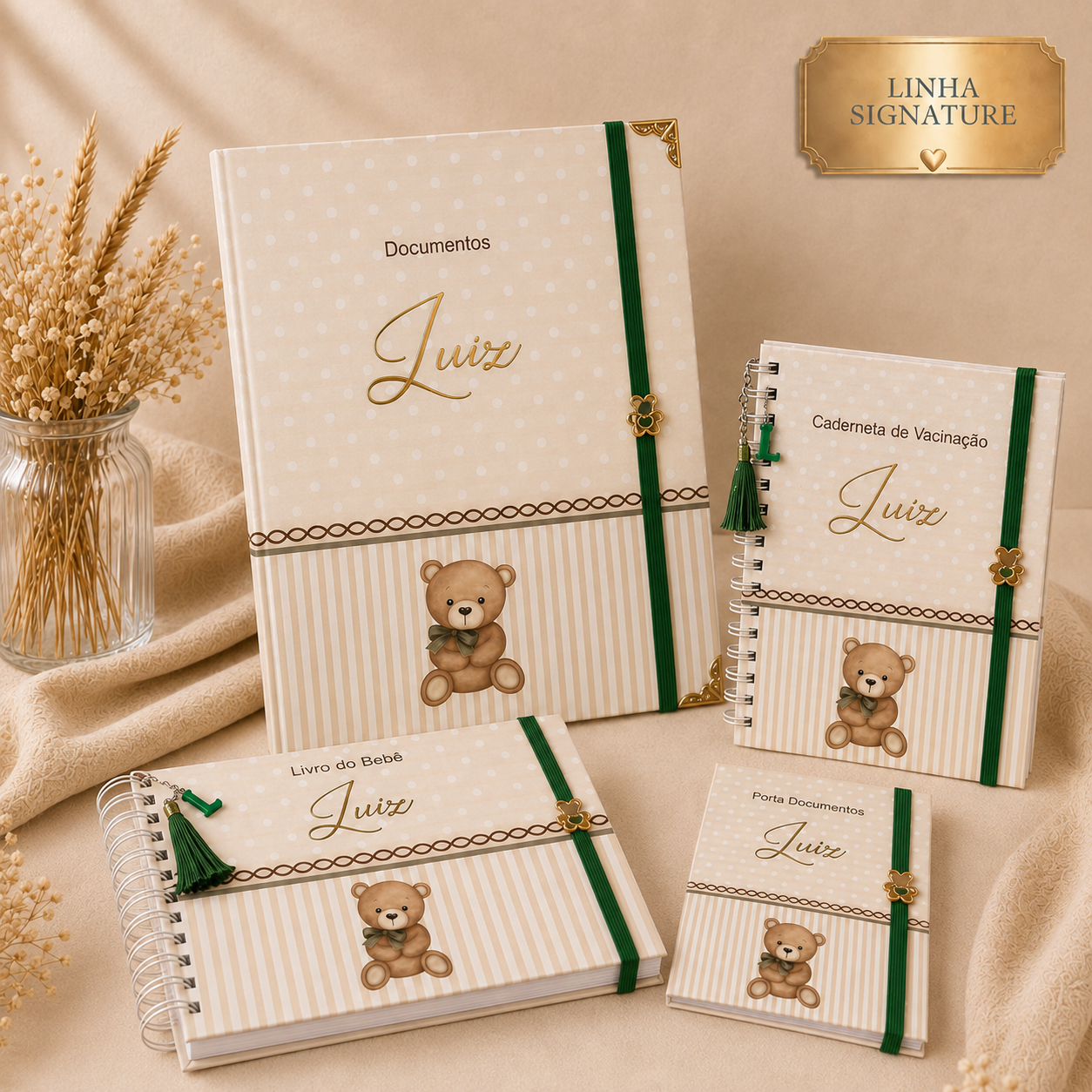 ChatGPT Image 3 de ago. de 2026, 05_09_00 Kit Pequeno Teddy Premium | Pasta Catálogo, caderneta de Vacina, Livro do Bebê e Porta Documentos. - Imagem 1